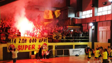 Αυτός είναι ο κόσμος του Άρη! Μαγική ατμόσφαιρα με συνθήματα και πυρσούς κάτω από την Θύρα 3 (Videos)