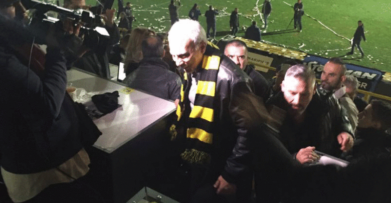 "Είσαι Θεός, είσαι Θεός μοναδικός" Η βράβευση του Νίκου Γκάλη και η λατρεία του κόσμου για τον "Gangster"