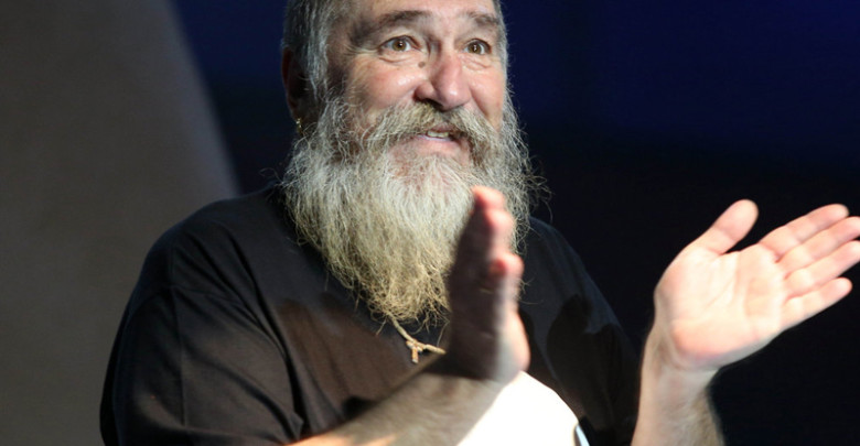 Εσπευσμένα στο νοσοκομείο ο Τζίμης Πανούσης ‑ Κατέρρευσε επί σκηνής. Συνέβη τα ξημερώματα του Σαββάτου