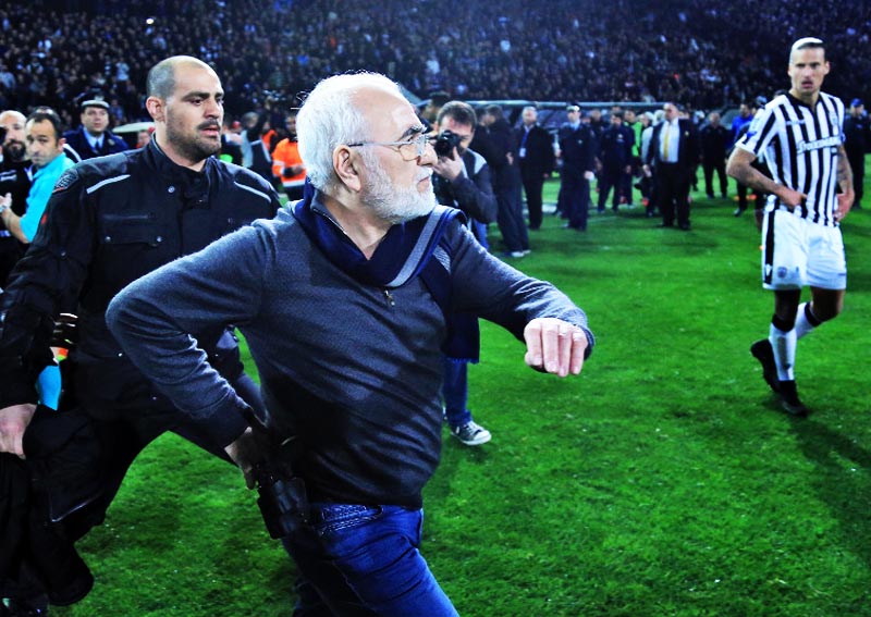 Τιμωρία-"μαϊμού" στον οπλοφόρο πρόεδρο και στην "χαϊδεμένη" ομάδα της κυβέρνησης