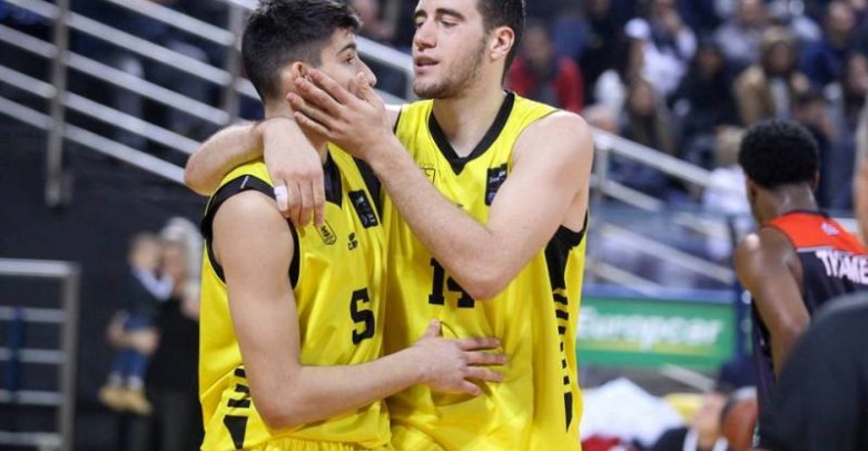 Στα "γαλανόλευκα" το μέλλον του Αυτοκράτορα