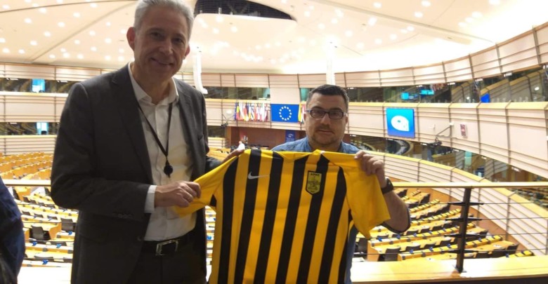 Η φανέλα του Άρη έλαμψε στο...Ευρωκοινοβούλιο!