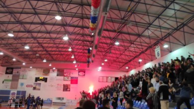 Μετά έχουν το θράσος και μιλάνε: Απαράδεκτοι και επικίνδυνοι στην Σαντορίνη, άναψαν πυρσό σε κλειστό γήπεδο!