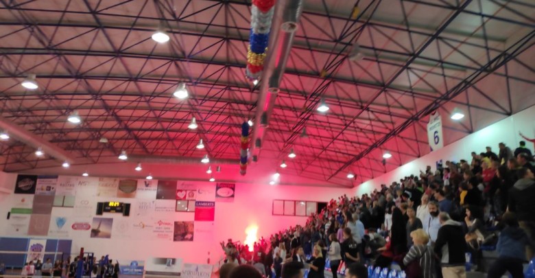 Μετά έχουν το θράσος και μιλάνε: Απαράδεκτοι και επικίνδυνοι στην Σαντορίνη, άναψαν πυρσό σε κλειστό γήπεδο!