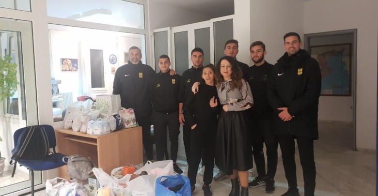 Στο παιδικό χωριό στο Φίλυρο η Κ19 του Άρη, μοίρασε τρόφιμα και ήδη πρώτης ανάγκης (photo)