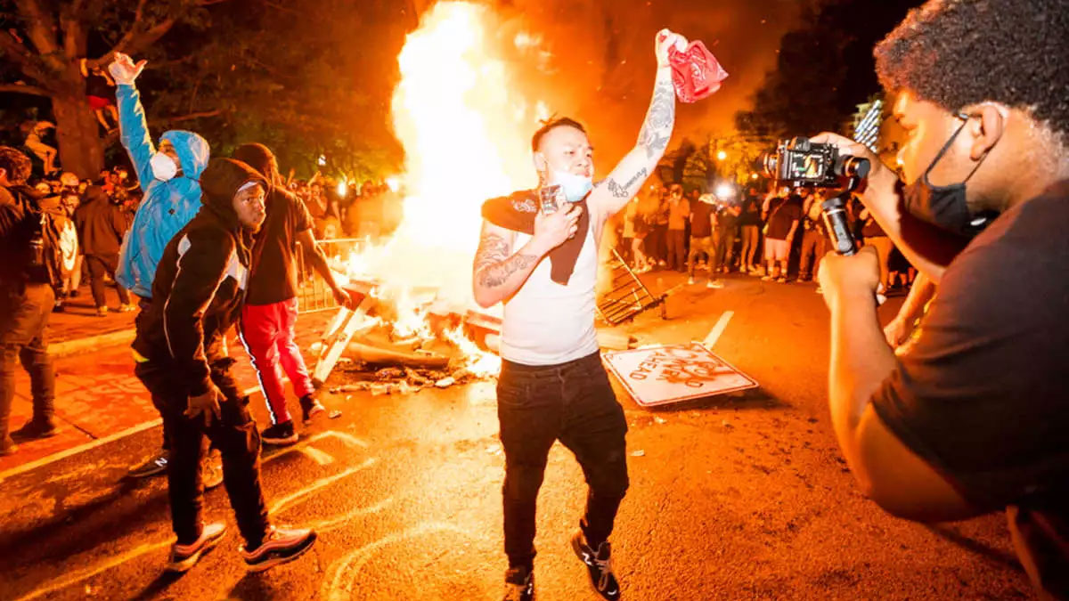 usa-episodeia_85559 • Yellow Radio